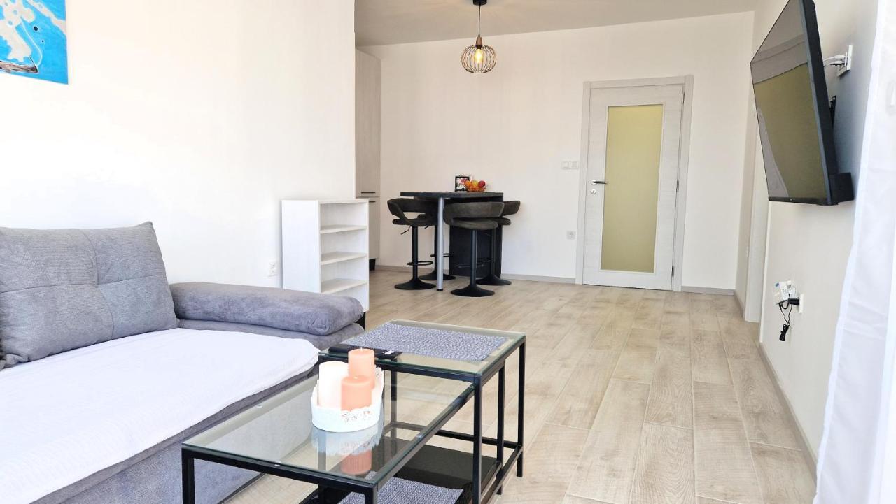 Apartment Lana Кърк Екстериор снимка